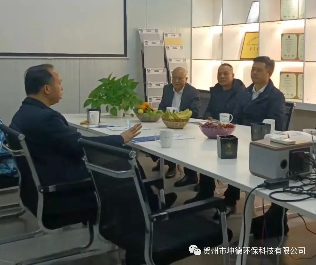 賀州市常務(wù)副市長劉洪軍、鐘山縣程釗縣長等領(lǐng)導(dǎo)一行冒雨到我司調(diào)研